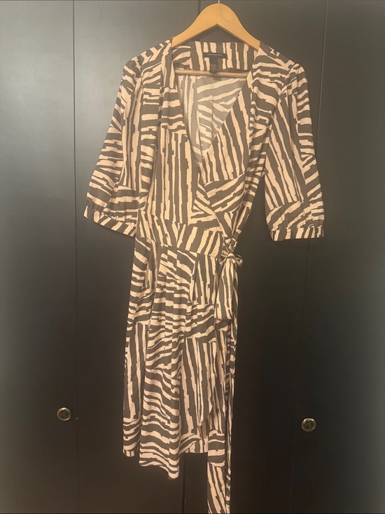 Banana Republic Dresses & Skirts - Banana Republic Gray and Light Pink Printed Wrap Midi Dress